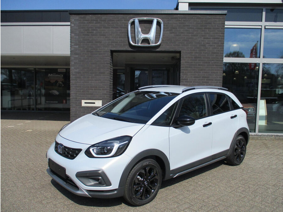 de honda jazz advance crosstar beschikt over diverse hoogglans zwarte accenten