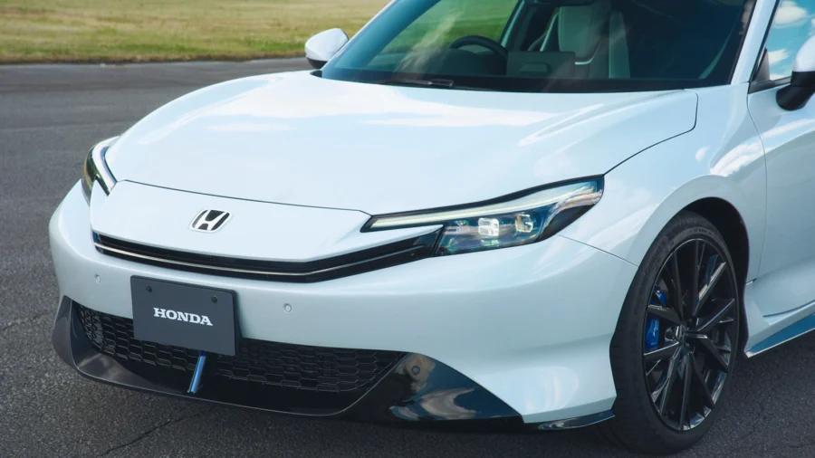 een close up van het front van de honda prelude